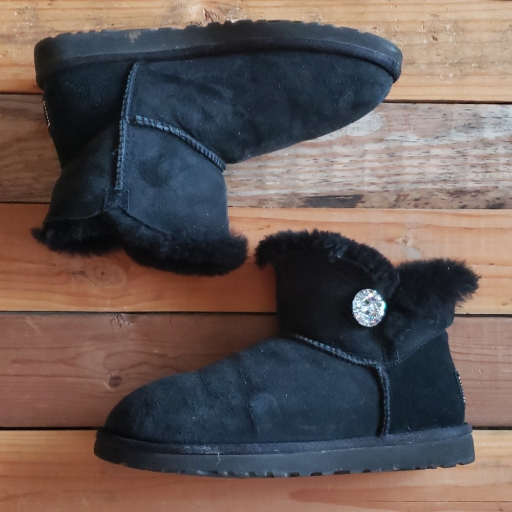 Black short ugg boots